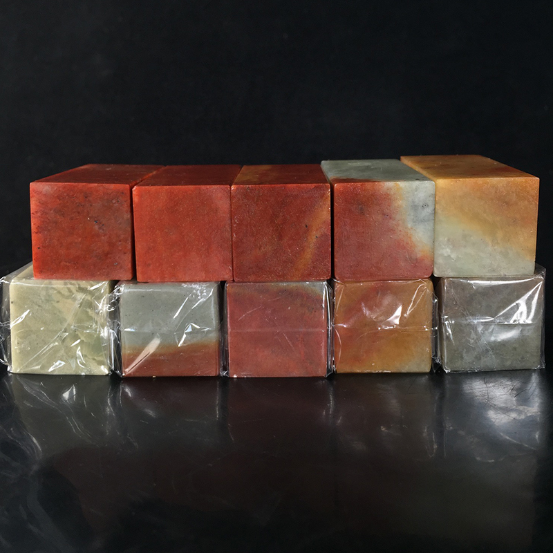 彫刻された空のシールストーン、熱帯の肩にある自然な伝統的な中国のスタンプ、緑の石の装飾材料2.5*2.5cm