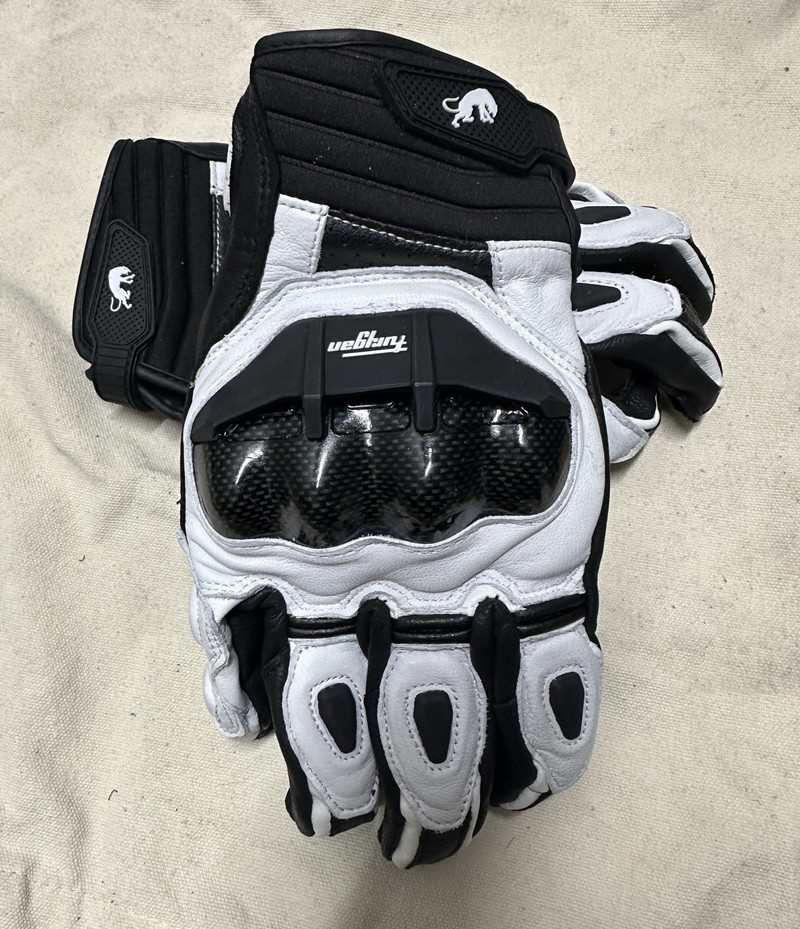 Guantes de motocicleta de cuero genuino de carreras para hombre, guantes blancos para equipo de equitación en carretera, pantalla táctil de verano e invierno, color negro