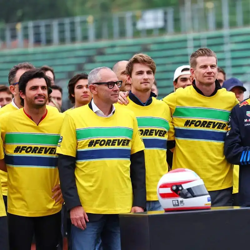 フォーエバーセナ Tシャツ 2024 夏のファッションメンズ Tシャツカジュアルアイルトン・セナブラジルフォーミュラワンレジェンド Tシャツグラフィック