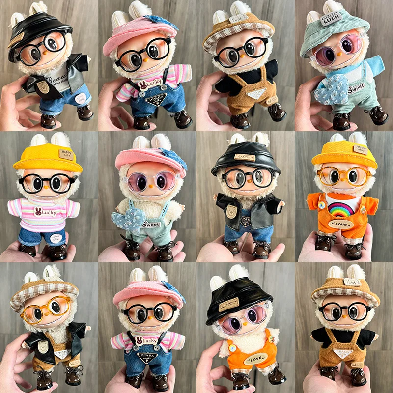 Nur Kleidung. Es gibt keine Brille oder Schuhe. 17 cm große Puppe mit niedlichem Anhänger für/ClothBox ist ein Geschenkset für Kinder, das getragen werden kann
