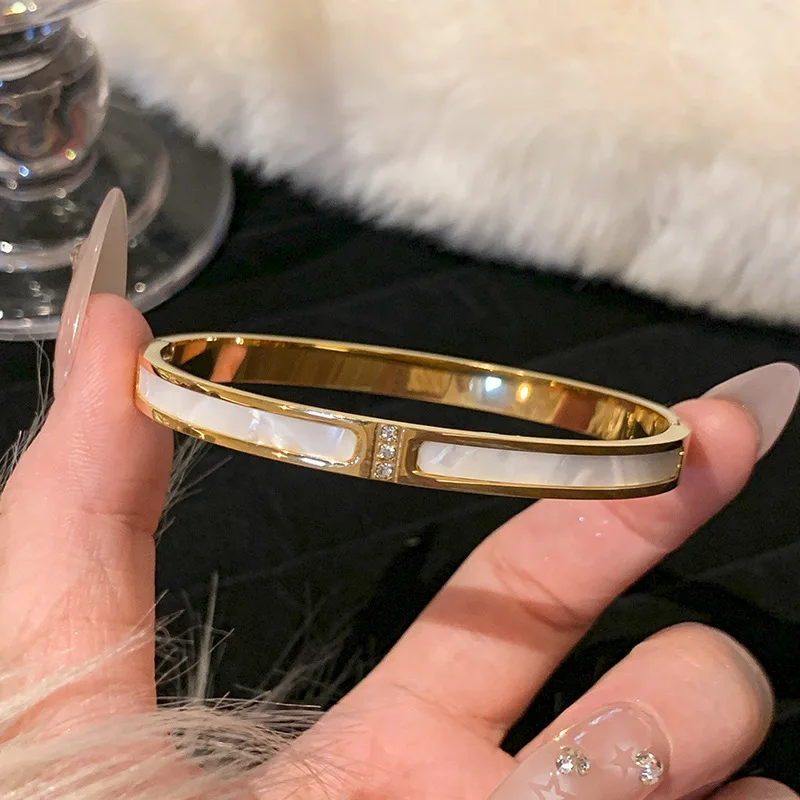 Bracciale in oro e acciaio al titanio da 1 pezzo, stile classico alla moda, bracciale in acciaio inossidabile, intarsiato con zirconi, per l'uso quotidiano delle donne