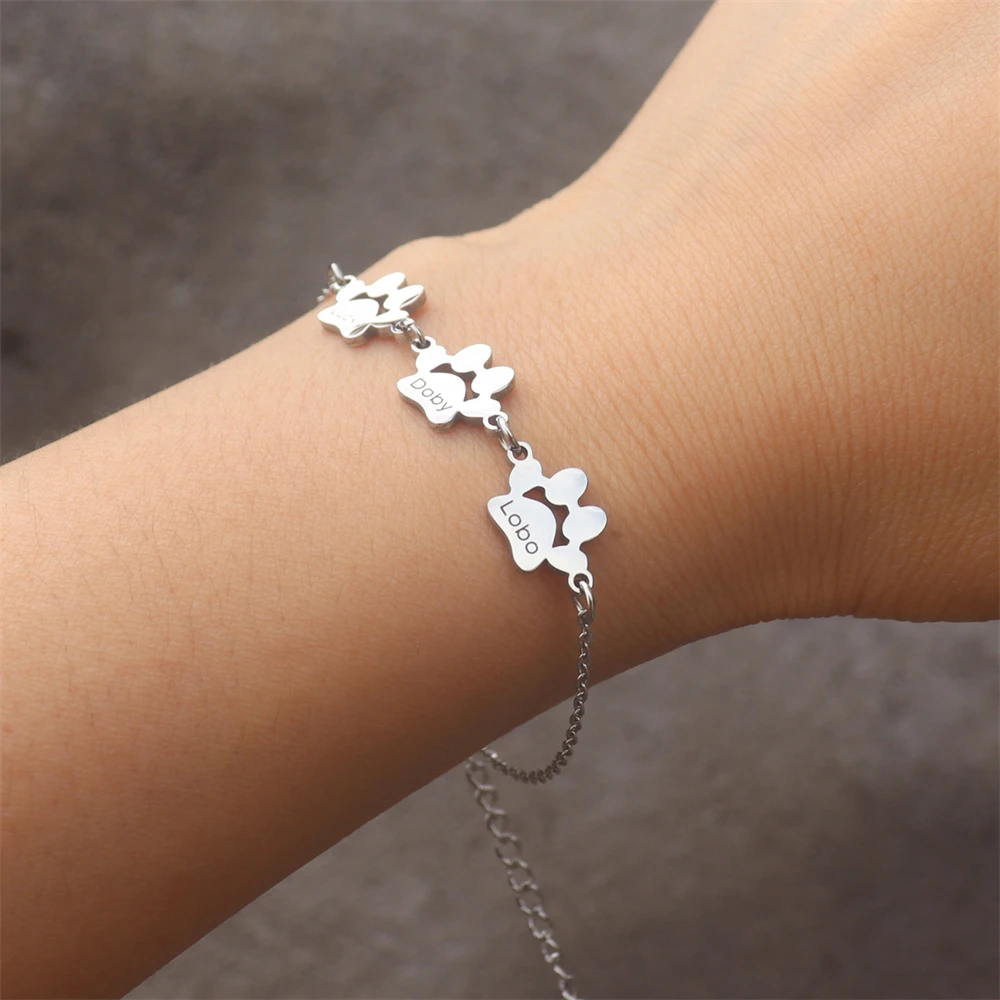 CUSTOM Dog PAW พิมพ์สร้อยข้อมือสแตนเลสส่วนบุคคลสัตว์เลี้ยงเครื่องประดับแกะสลักหลายชื่อสร้อยข้อมือของขวัญสําหรับสตรี