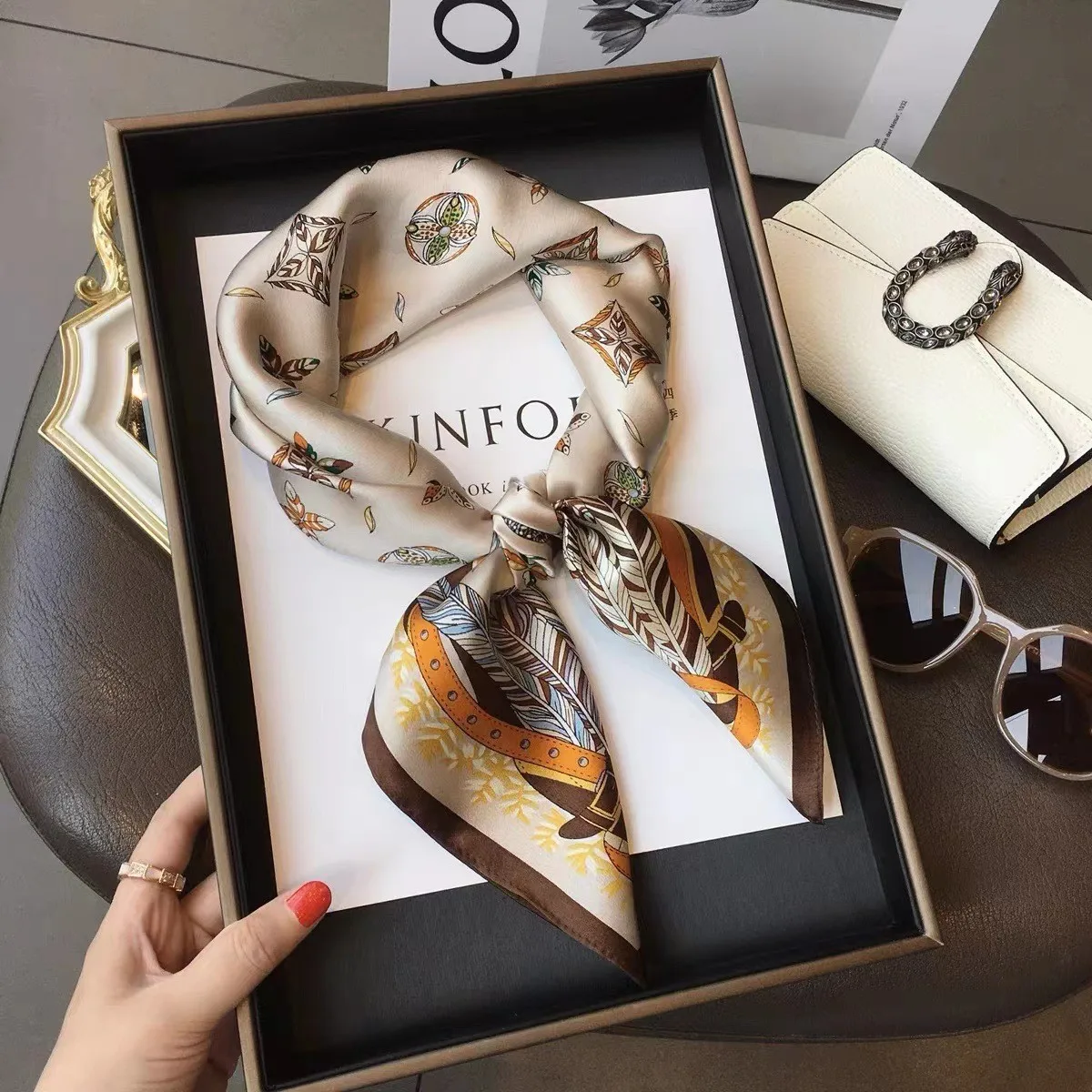 Luksusowy modny nadruk 70 * 70 cm Jedwabny kwadratowy szalik Kobiety Miękka satynowa opaska do włosów Apaszka Krawat Kobieca opaska na głowę Foulard Bag Ribbon