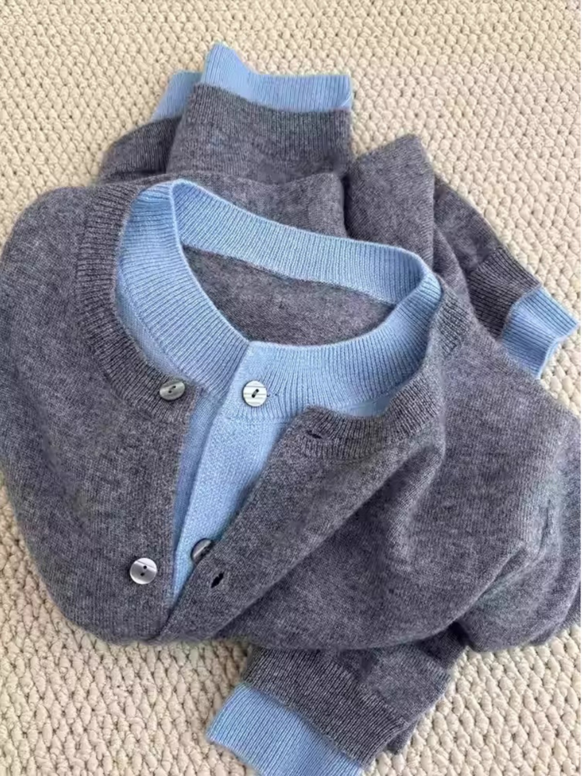 Cardigan Tricotado Estilo Coreano Cinza com Detalhes em Cores Bloqueadas, Cseta de Base Fena de Gola Redonda para Outo...