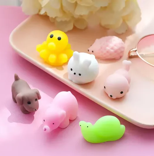 18 ชิ้น - สไตล์สุ่ม - ของเล่นคลายเครียดสุดน่ารัก ช่วยผ่อนคลายความเครียดอย่างสนุกสนานและคลายเหงา  เครื่องมือที่มีประโยชน์สำหรับการคลายเครียดในรูปแบบการ์ตูน