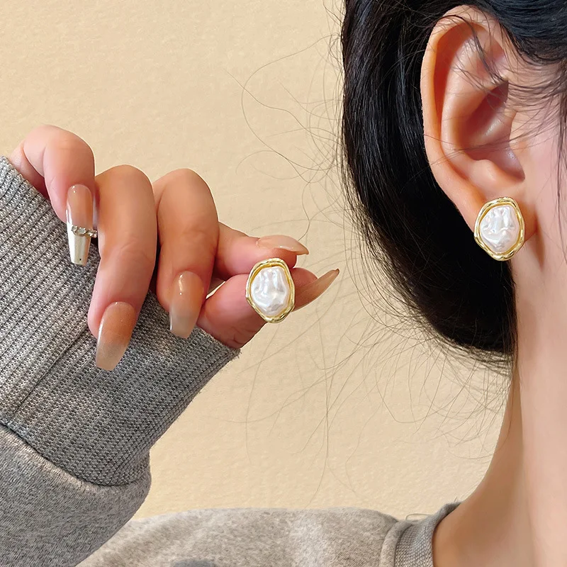 Nueva moda, pendientes ovalados blancos, declaración geométrica Irregular, pendientes inusuales para mujer, joyería Bohemia lateral de Metal de Color dorado