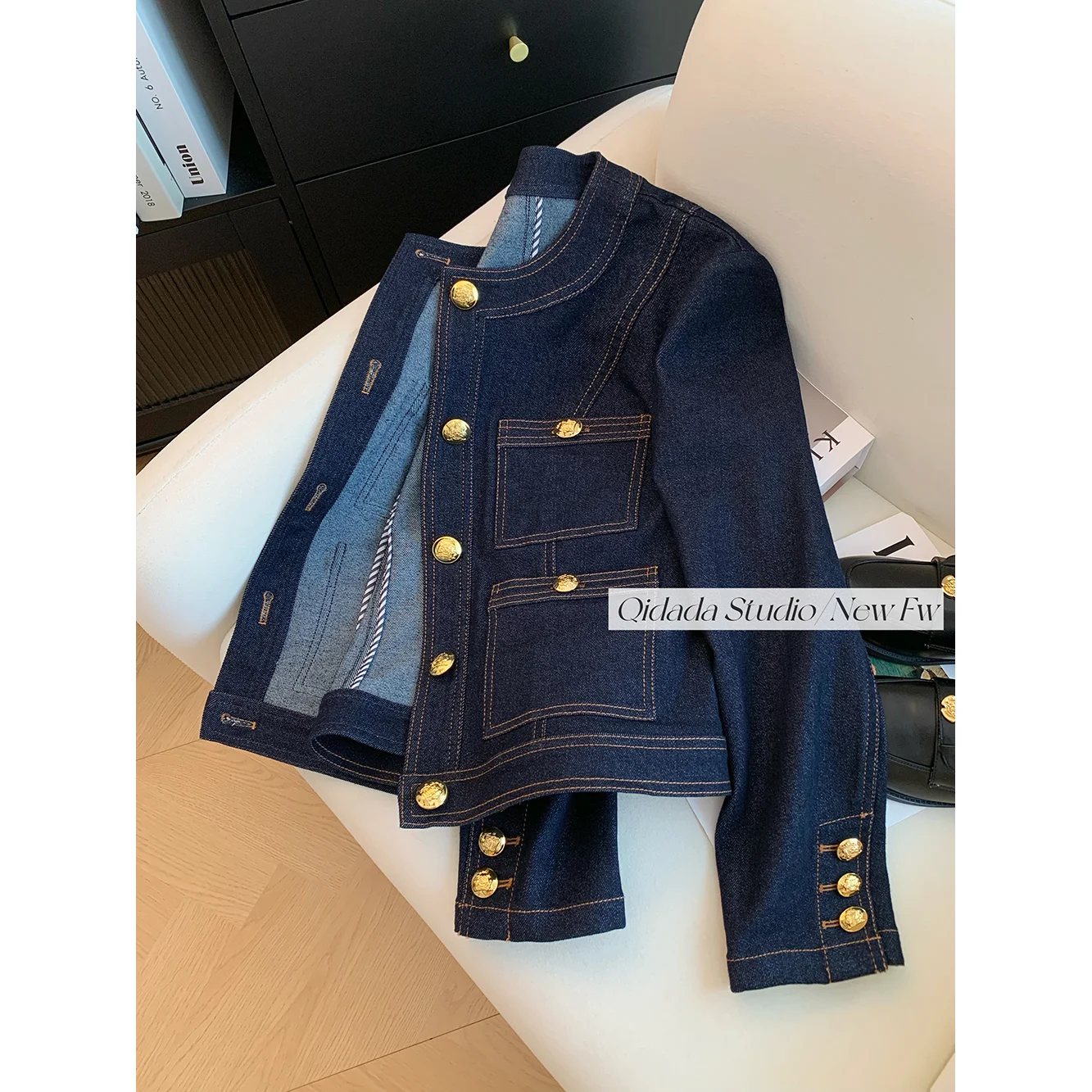 Blauer Rundhals-Jeansmantel im klassischen Stil 2024, neuer Damen-Frühling und Herbst, hochwertiges kurzes Retro-Lose-Temperament