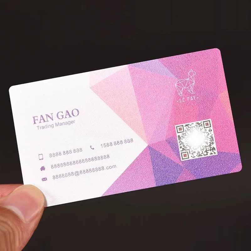 นามบัตร PVC ส่วนบุคคลที่กําหนดเองพลาสติกกันน้ํา Frosted 100 ชิ้นรอบชื่อฟรีออกแบบ Matte Glossy นามบัตร