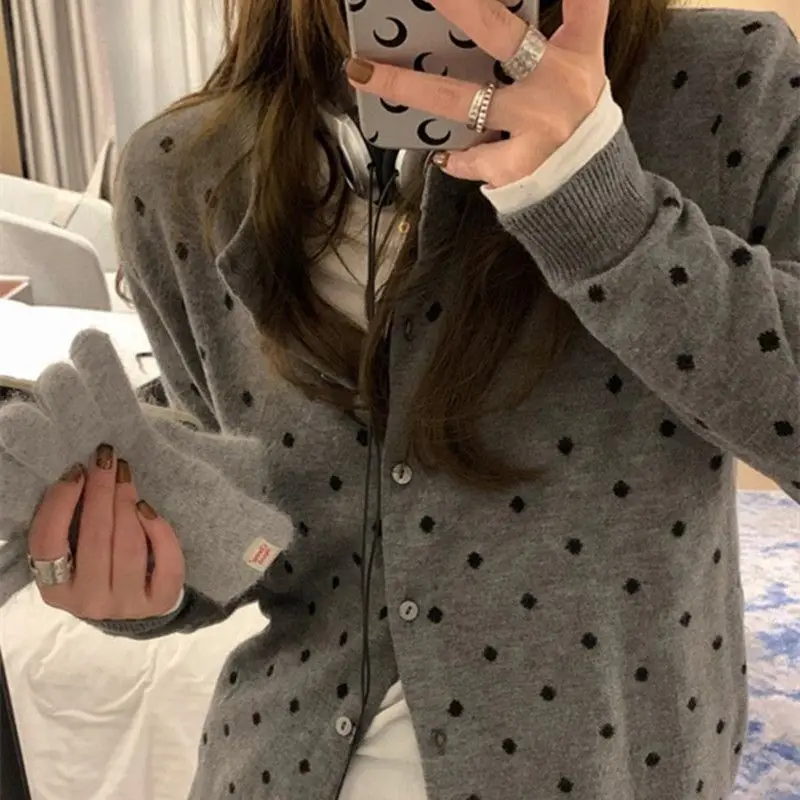 Gepunktete Strickjacke im neuen Stil für Damen im Frühling und Herbst, mehrlagiges Design, vielseitiges, schlankmachendes Langarm-Oberteil