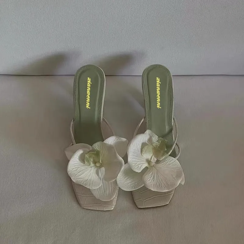 Sepatu desain merek wanita musim panas baru bunga elegan mewah sandal wanita kasual modis pakaian luar sandal hak tinggi wanita