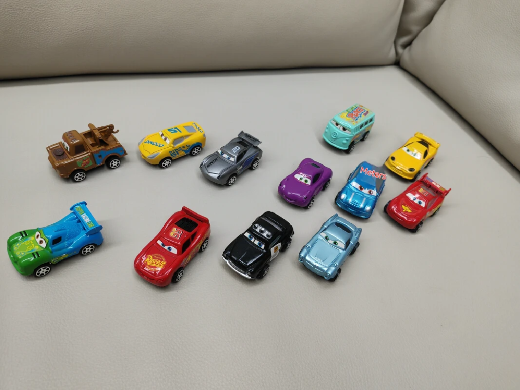 新しい 12 個ディズニーピクサーカーズバックフォースライトニングマックィーンジャクソン 6 センチメートルストームメーターモデルカー付属おもちゃ子供の誕生日プレゼント