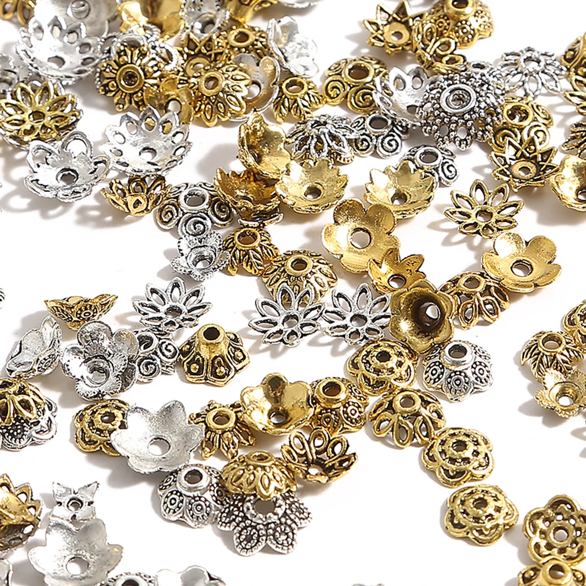 Ungefähr 100 Stück ausgehöhlte Blumenablage aus Legierung mit getrennten Perlen-Blumenhut, Perlentablett-Hut, alter Stil DIY-Stufen-Schüttelhaarpi