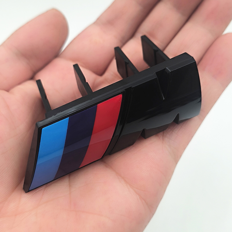3D ABS สีดําโลโก้ M สัญลักษณ์รถย่างด้านหน้า Badge สําหรับ BMW X1 X2 X3 X4 X5 X6 F10 F30 F48 F39 E83 E84 E46 E60 G01 G07 G60 G11 G86