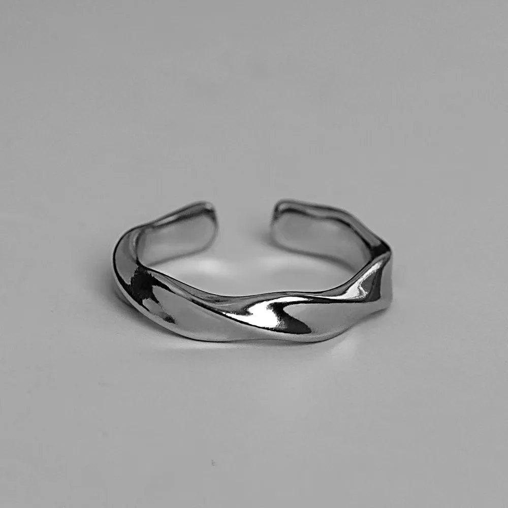 Un piccolo anello di nicchia e di fascia alta di Instagram in uno stile minimalista, dai toni freddi e di alta moda sia per uomini che per donne.