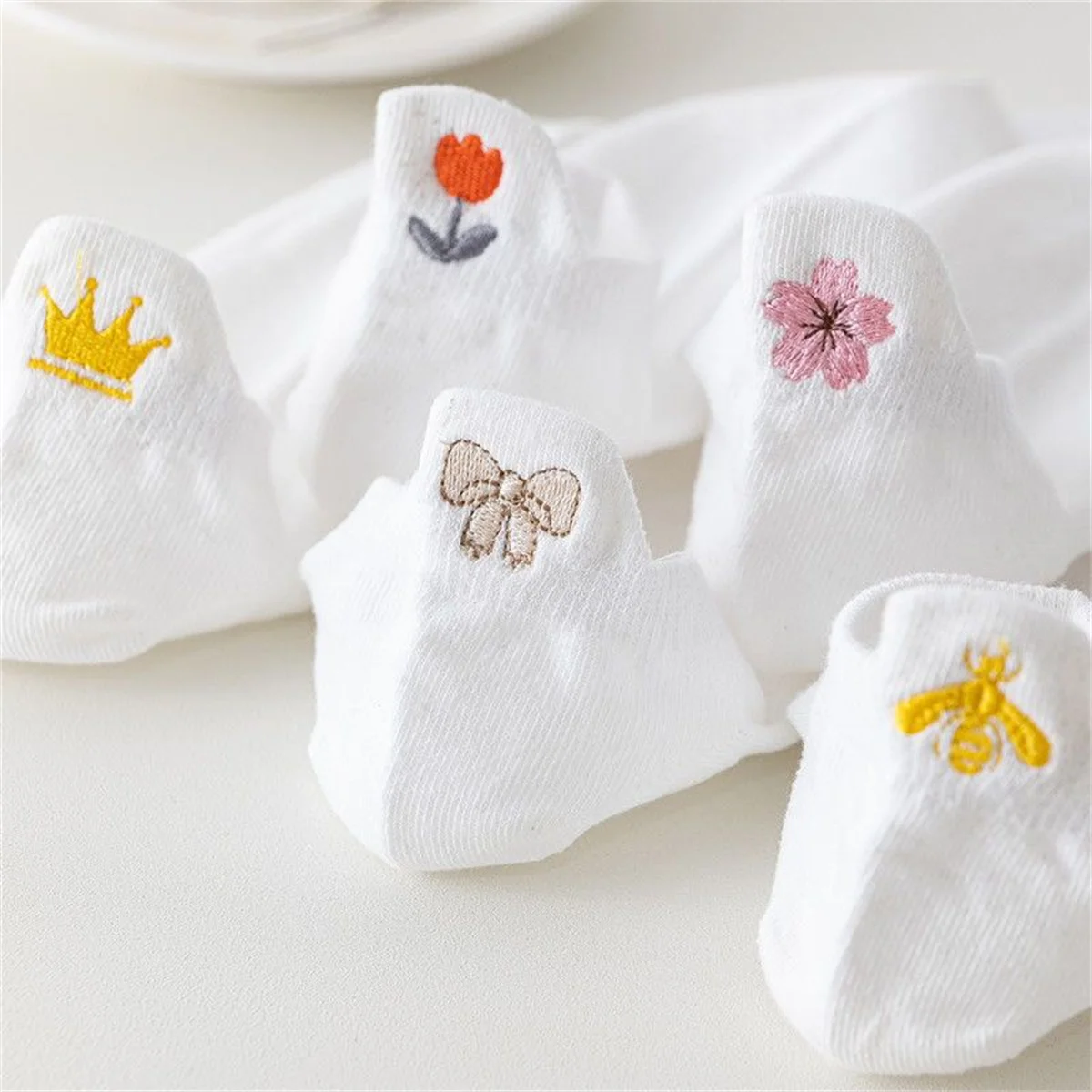 Dreamlikelin 5 Paare/los Gestickte Atmungsaktive Mesh Weiße Socken Weibliche Nette Krone Liebe Biene Sakura Bowknot Kurze Socken