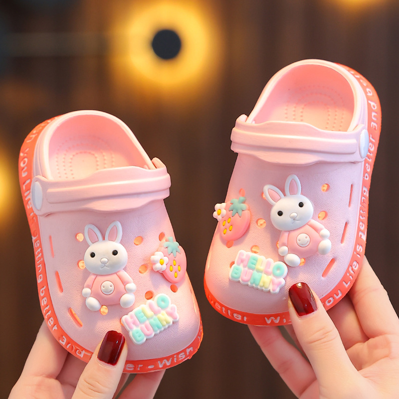 Letnie buty dziecięce kapcie z motywem kreskówkowym kryty antypoślizgowe miękkie dno komfort śliczne dziecięce buty z dziurami kapcie domowe dla chłopców dziewcząt
