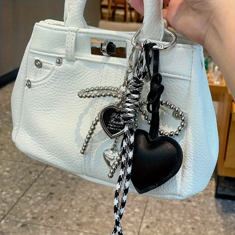 Portachiavi con fiocco a forma di cuore in pelle alla moda Portachiavi con perline delicate Portachiavi per auto Decorazione con ciondolo per borsa per regalo per ragazze