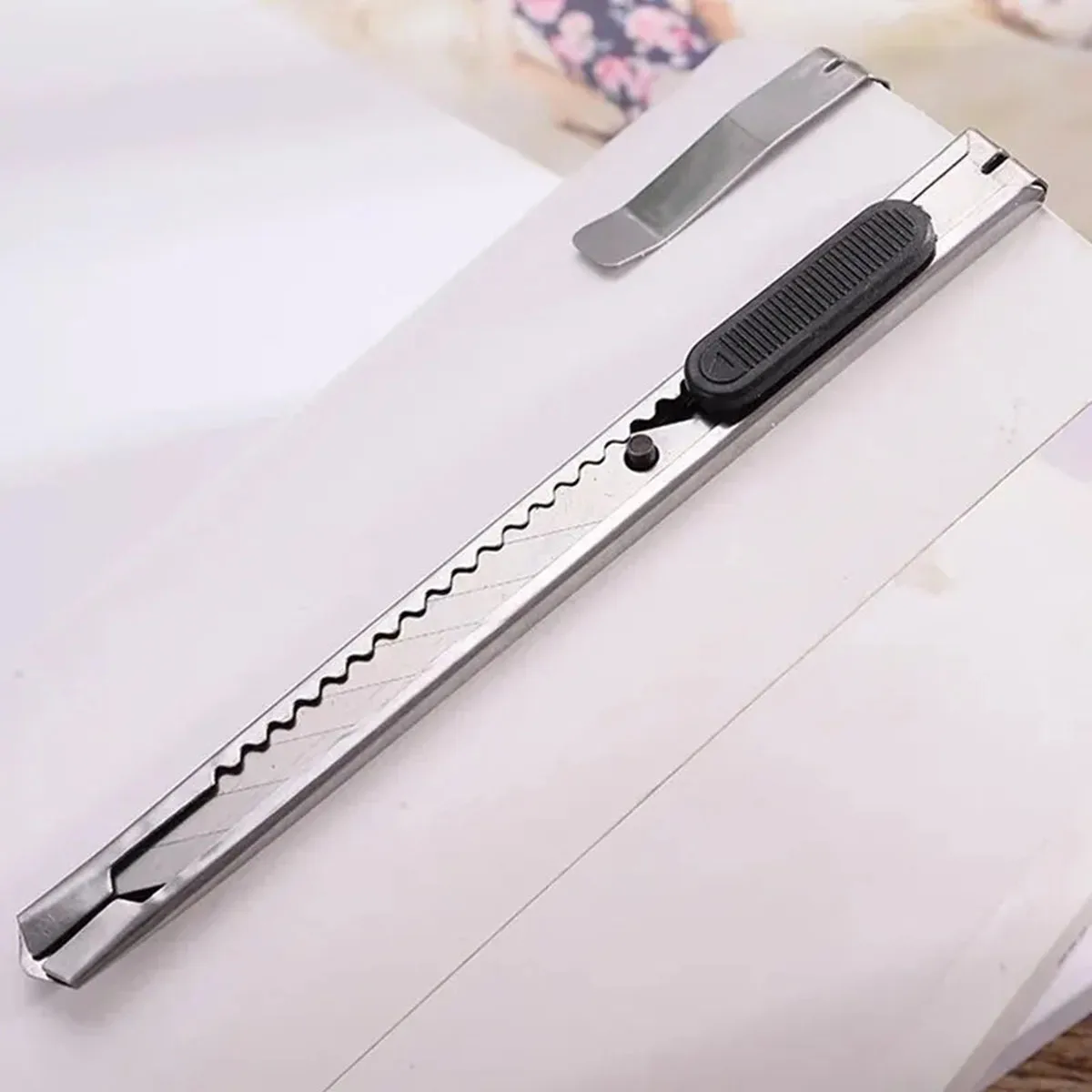 Coltello multiuso retrattile in acciaio inossidabile da 15 pezzi, lame a scatto da 9 mm, coltello per hobby, taglierina perfetta per tagliare a casa