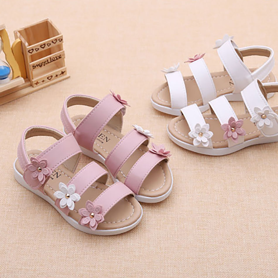 Sommer-Freizeitsandale für kleine Mädchen, drei Blumendetails, neue römische Strandschuhe für Kinder, stilvolles Stranderlebnis für Kinder, Abenteuer