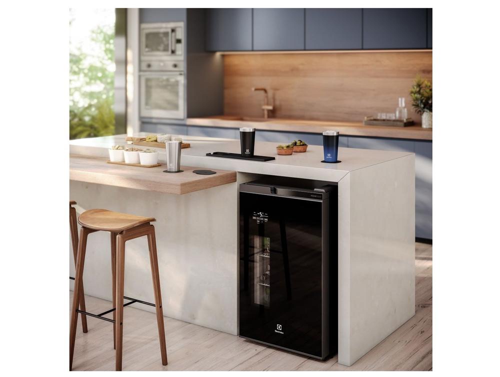 Cervejeira Electrolux Home Bar EB100 Vertical Preta 108,5L Frost Free - 220V