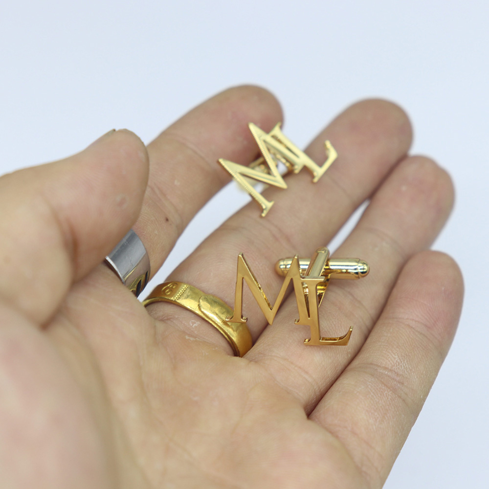 Customized initial cufflinks for weddings. Prepare wedding gifts for him. Prepare cufflinks for men. Prepare gifts for dad