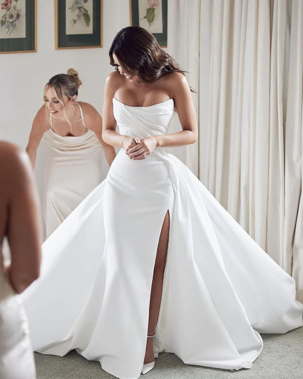 Sexy Satin-Brautkleider mit Schleppe, herzförmiger Schlitz, Brautkleider, weiße Brautkleider, individuell anpassbar, 2025, zivile Roben