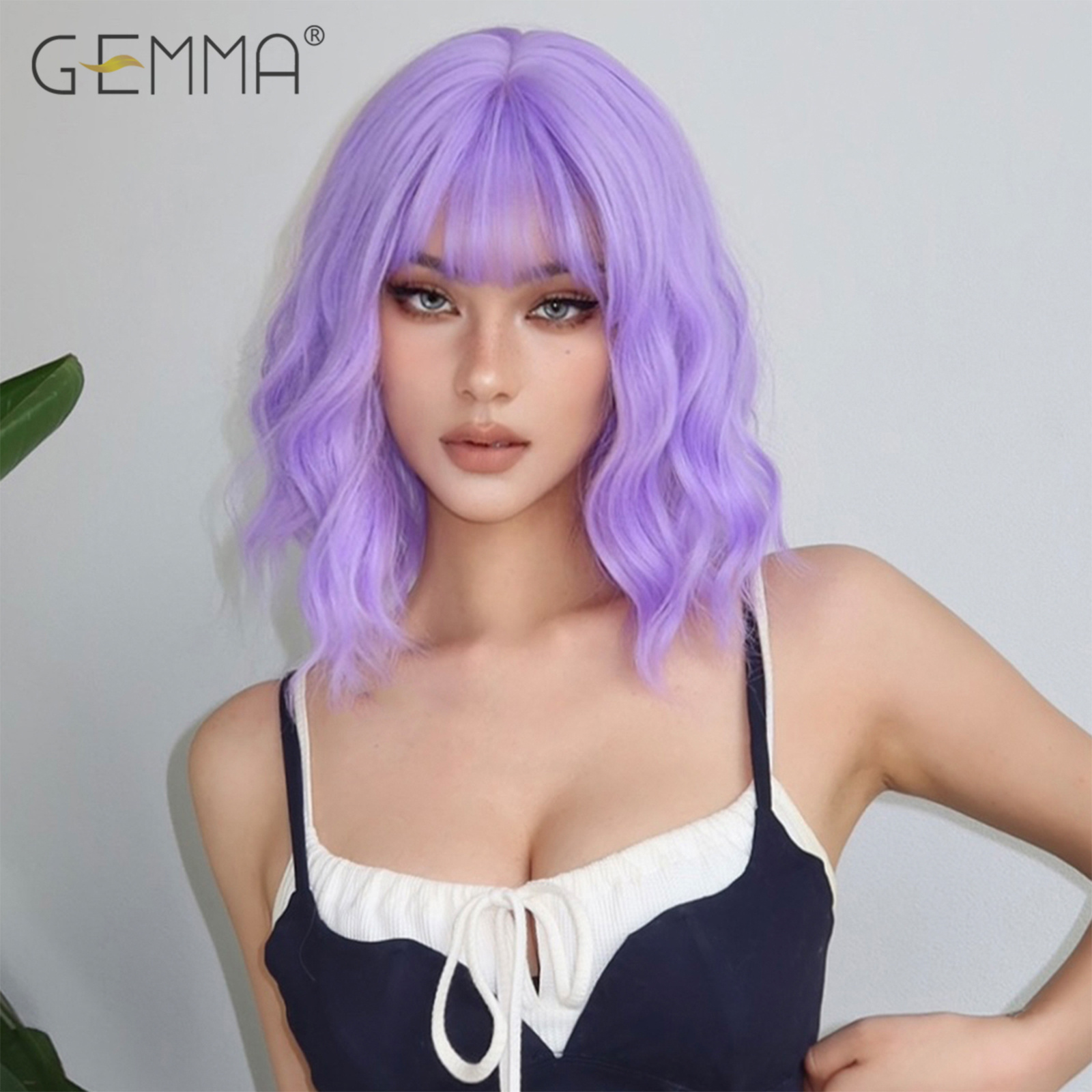 Schulterlange hellviolette synthetische lockige Perücke mit Pony für Frauen, kurze gewellte Cosplay-Party-Perücken aus Naturhaar, hitzebeständig