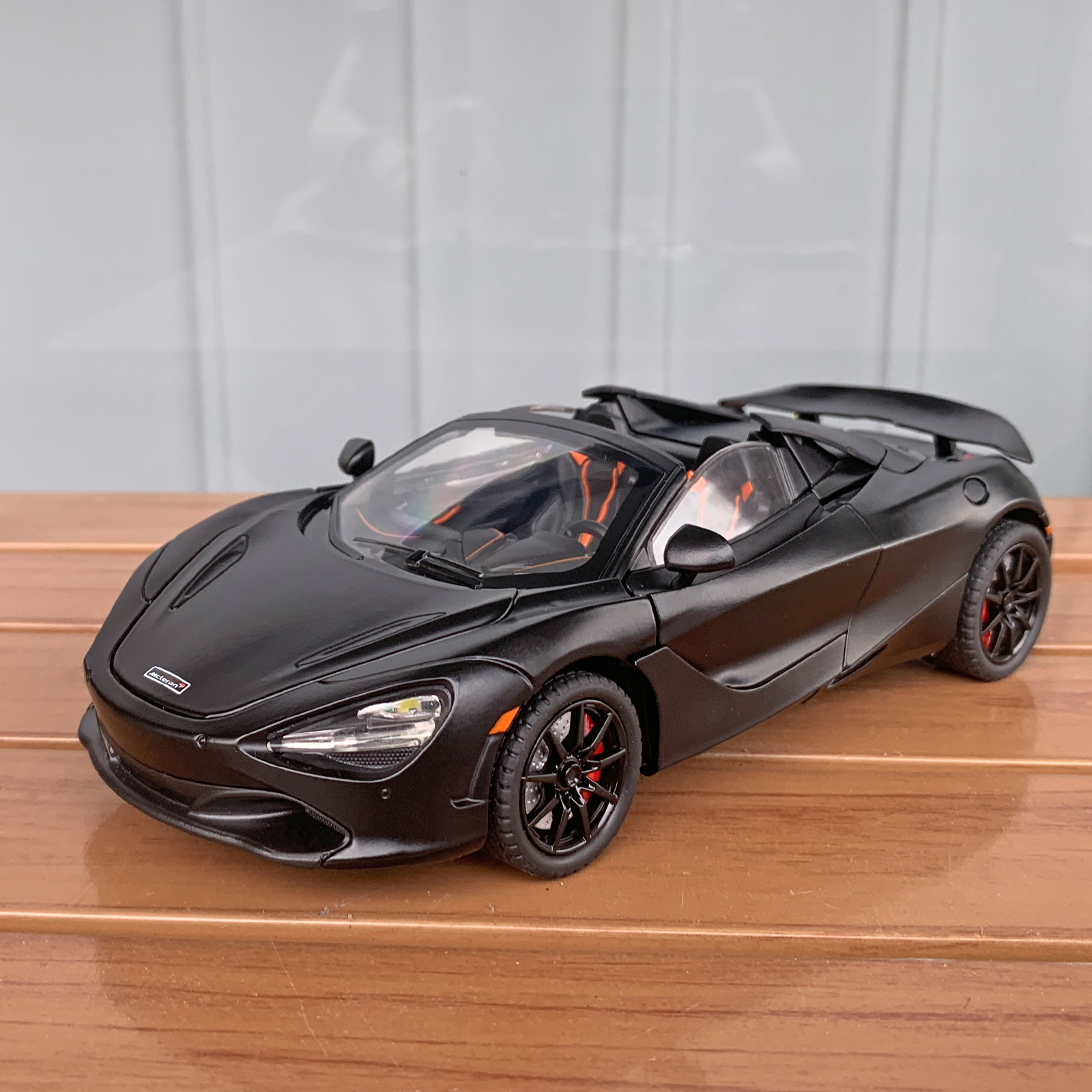 Modelo de carro esportivo de liga 1: 24 720S com quatro rodas e função de absorção de choque, adequado como presente de feriado para crianças
