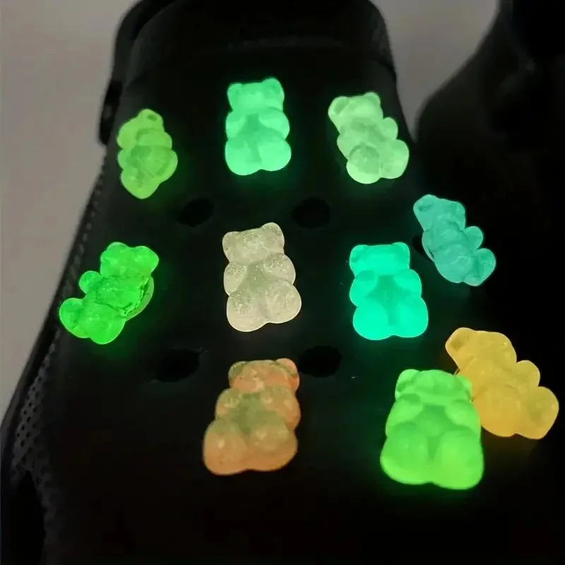 10/20pcs GLOW ใน Dark หมีน่ารักรองเท้า Charms-Luminous DIY รองเท้าผ้าใบตกแต่งสําหรับรองเท้าและรองเท้าอุปกรณ์เสริม Luminous