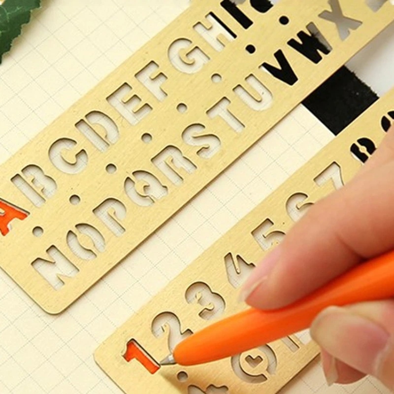 Righello dritto coreano in metallo e ottone Segnalibro Righelli cavi Lettere Numeri Modello Pittura Righello Forniture di cancelleria scolastica