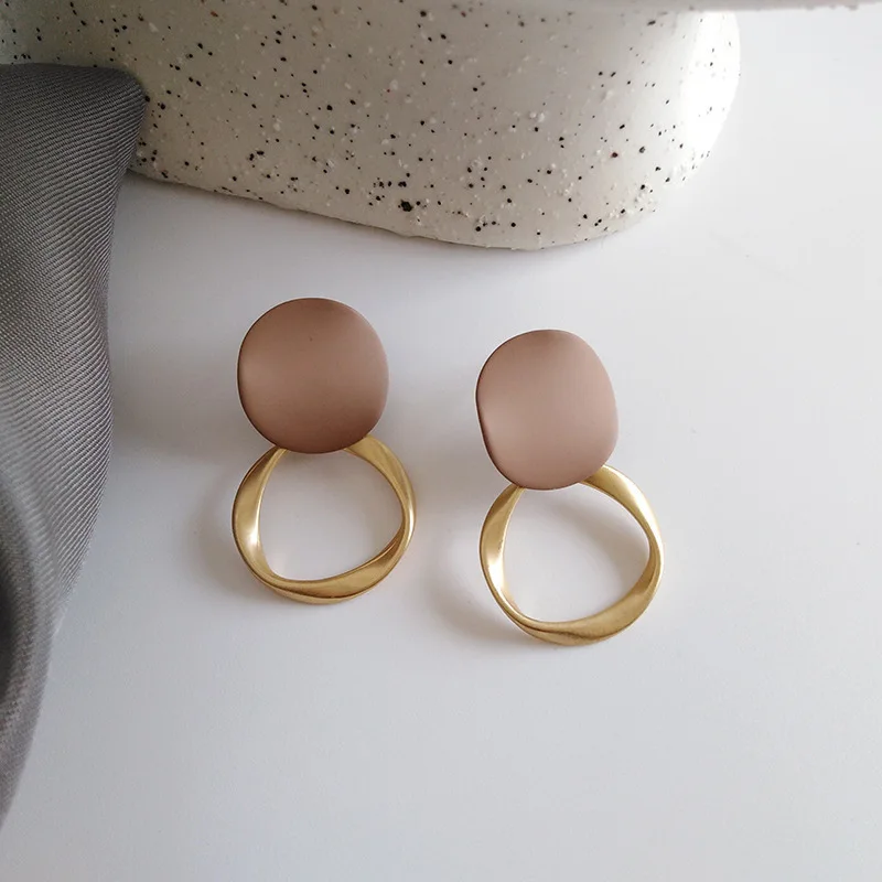 สีน้ําตาลเรขาคณิตรอบ Dangle ต่างหู Vintage Matte Drop ต่างหูสําหรับผู้หญิงหญิงชีวิตประจําวันเครื่องประดับหูสาวนักเรียนของขวัญ