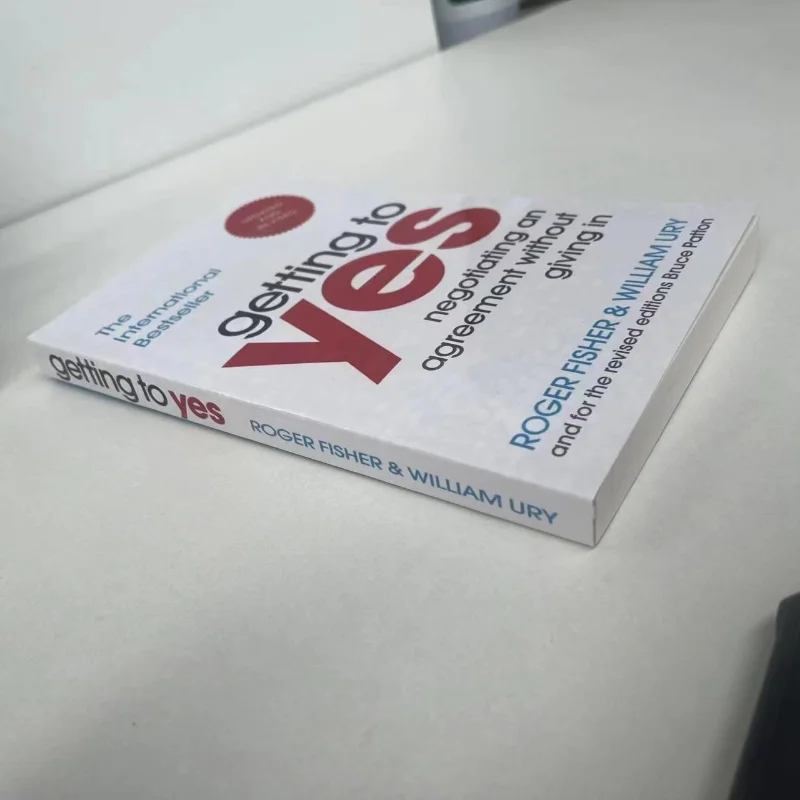 Auf Ja kommt, die eine Vereinbarung unterhandelt, ohne in Taschenbuch auf Englisch zu geben