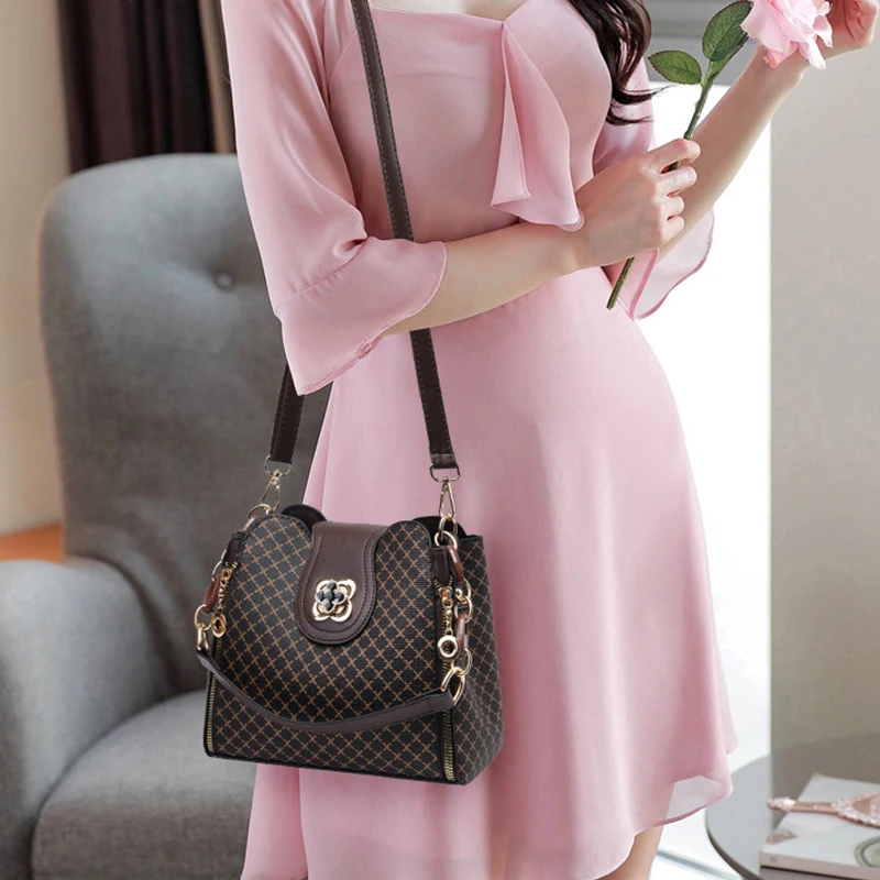 กระเป๋าถือสตรีใหม่กระเป๋าLuxury Designไหล่Crossbodyกระเป๋าFlip Checkพิมพ์ขนาดใหญ่ความจุไหล่เดี่ยวStraddleกระเป๋า