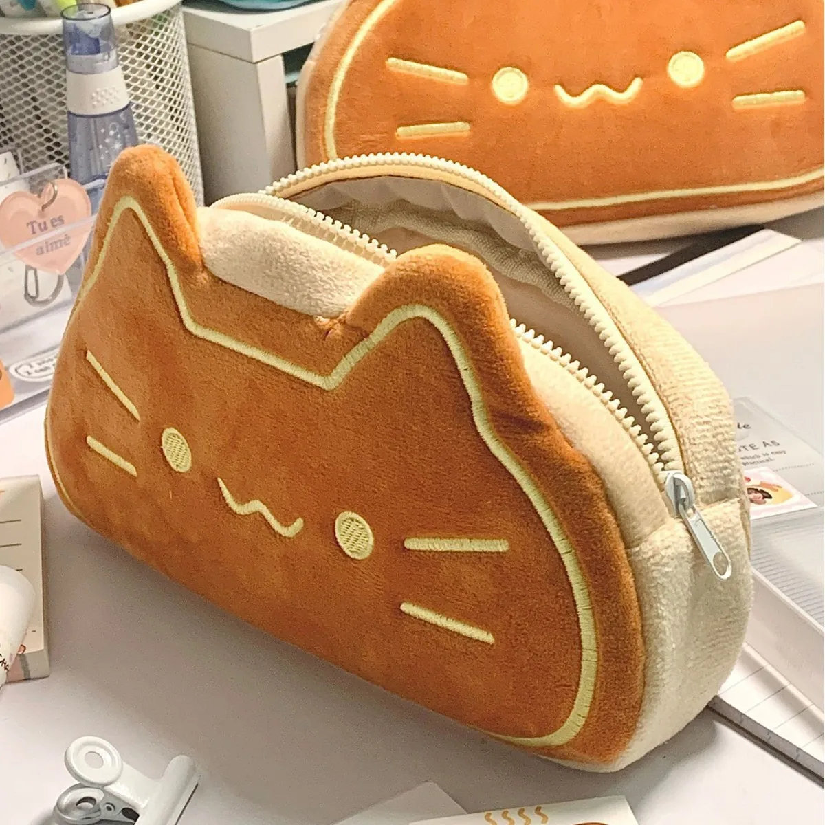 Ins สไตล์การ์ตูนปากกาน่ารัก Caramel Cat ปากกากระเป๋าขนาดใหญ่ความจุน่ารักตุ๊กตาสัตว์ดินสอกรณีอุปกรณ์โรงเรียน 1 pc