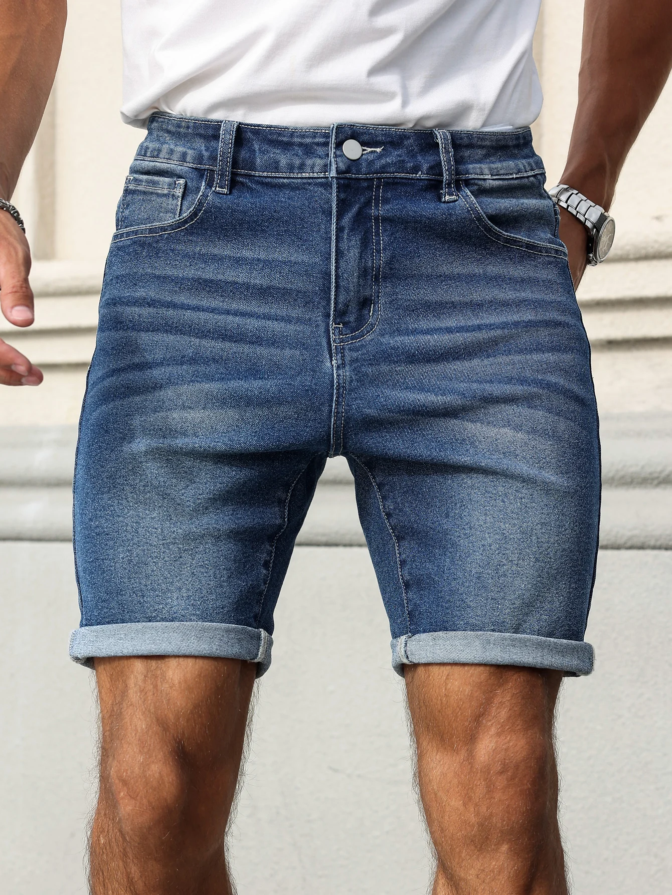 Sommer-Jeansshorts für Herren mit blauer Retro-Textur. Der Stil ist schlicht, lässig und im Street-Style.
