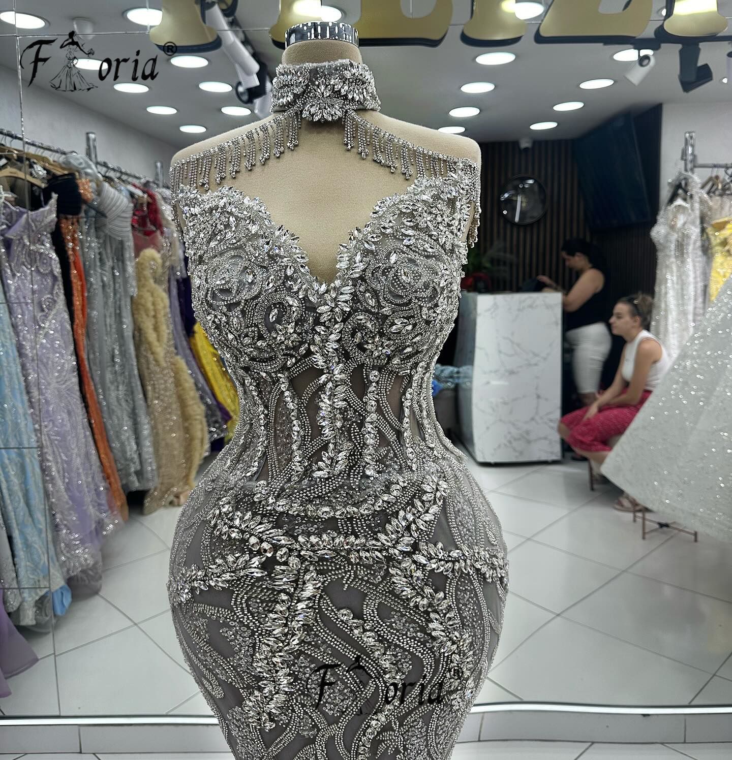 Exquisite Silber Kristall Strass Party kleid mit Quasten Halfter ärmellose Meerjungfrau roten Teppich Promi Abendkleider