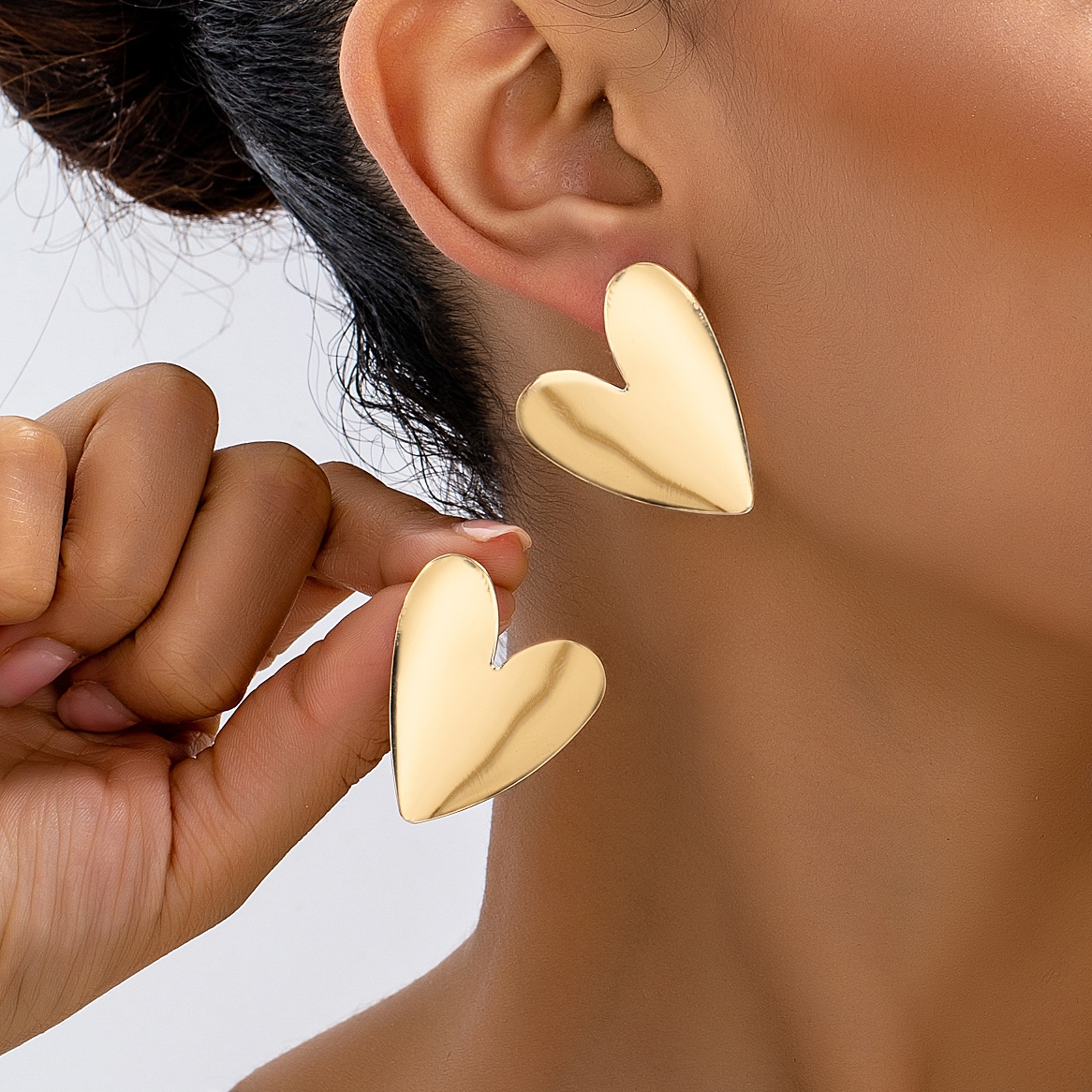 A Pair of Women's Earrings, Smooth Irregular Heart-Shaped Earrings, Suitable for Daily Wear and Vacation Wear