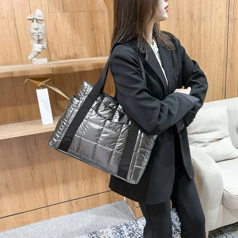 Vento marea espaço acolchoado bolsas de ombro femininas para o inverno 2021 grande capacidade preto bolsas designer náilon algodão quente tote sólido