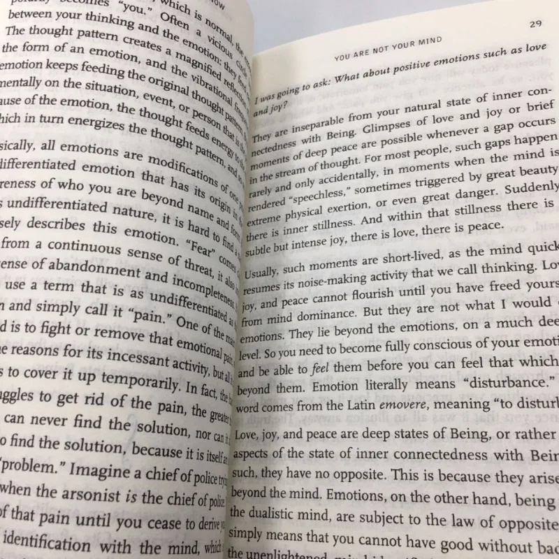 พลังของตอนนี้โดย Eckhart tolle แนวทางในการตรัสรู้ทางจิตวิญญาณหนังสือภาษาอังกฤษที่สร้างแรงบันดาลใจให้กับเยาวชนที่ประสบความสำเร็จหนังสือแรงจูงใจ