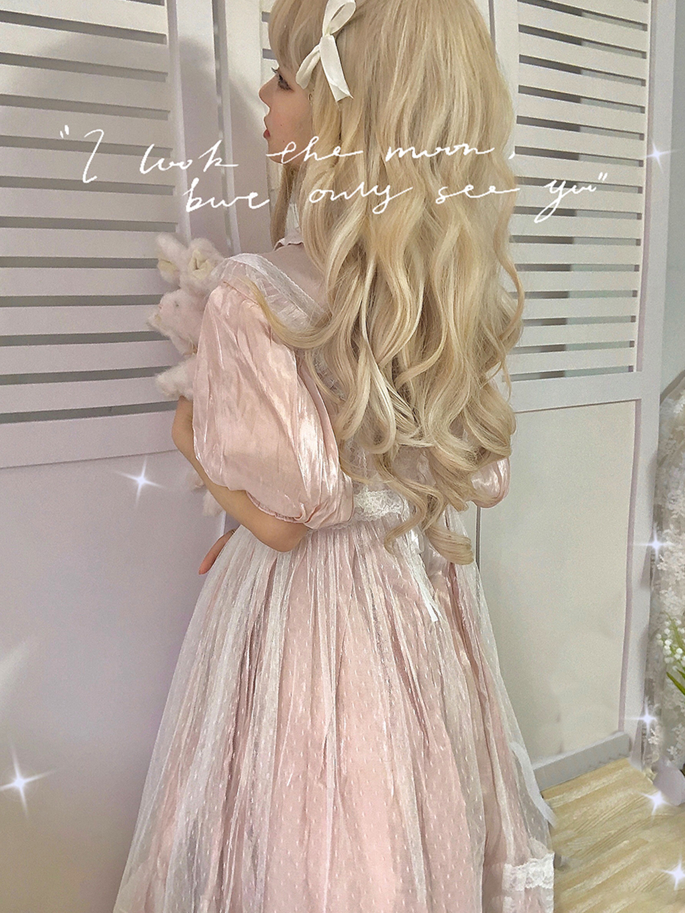 女性用合成ウィッグ,女性用フリンジ付き人工ウィッグ,ウェーブのかかった髪,耐熱性,lolitaゴールドのスイープ,日常使用,24インチ