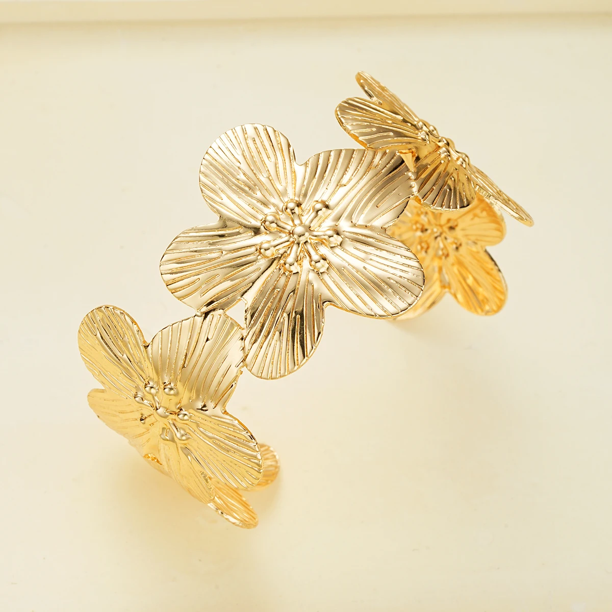 Braccialetti con apertura regolabile con fiori di alta qualità per le donne Braccialetti larghi con polsino largo color oro geometrico Gioielli per feste di nozze di moda