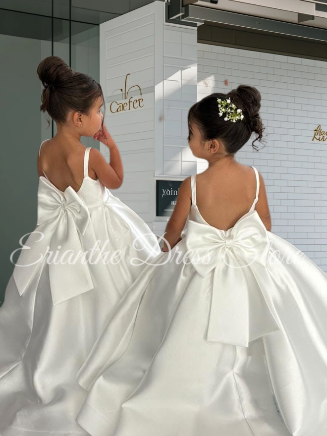 Eenvoudige ivoor satijnen bloemenmeisjesjurk voor bruiloft gezwollen mouwloos met strik kinderverjaardagsfeestje eerste communie baljurk op maat