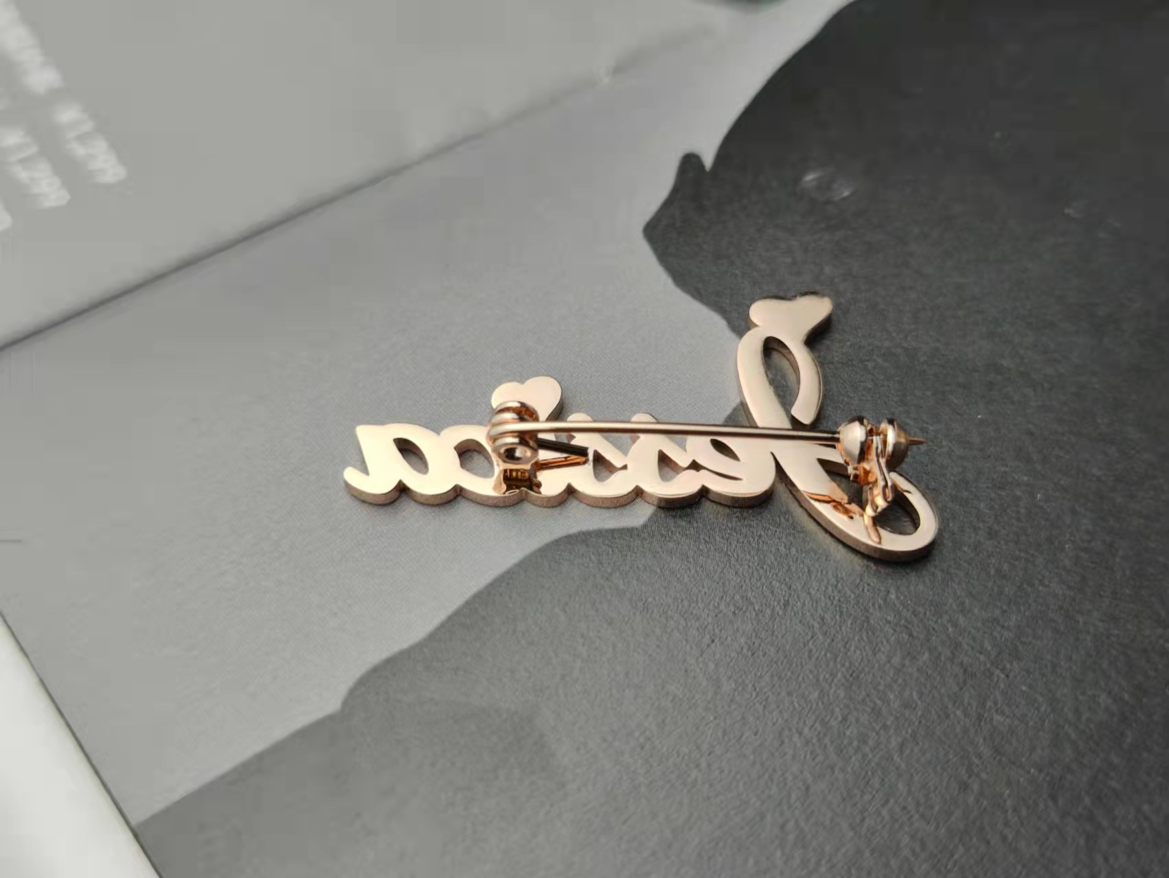 Personalisierte Namensbrosche Schmuck Roségold Anstecknadel Edelstahl Damen Brosche Individuelles einzigartiges Geschenk