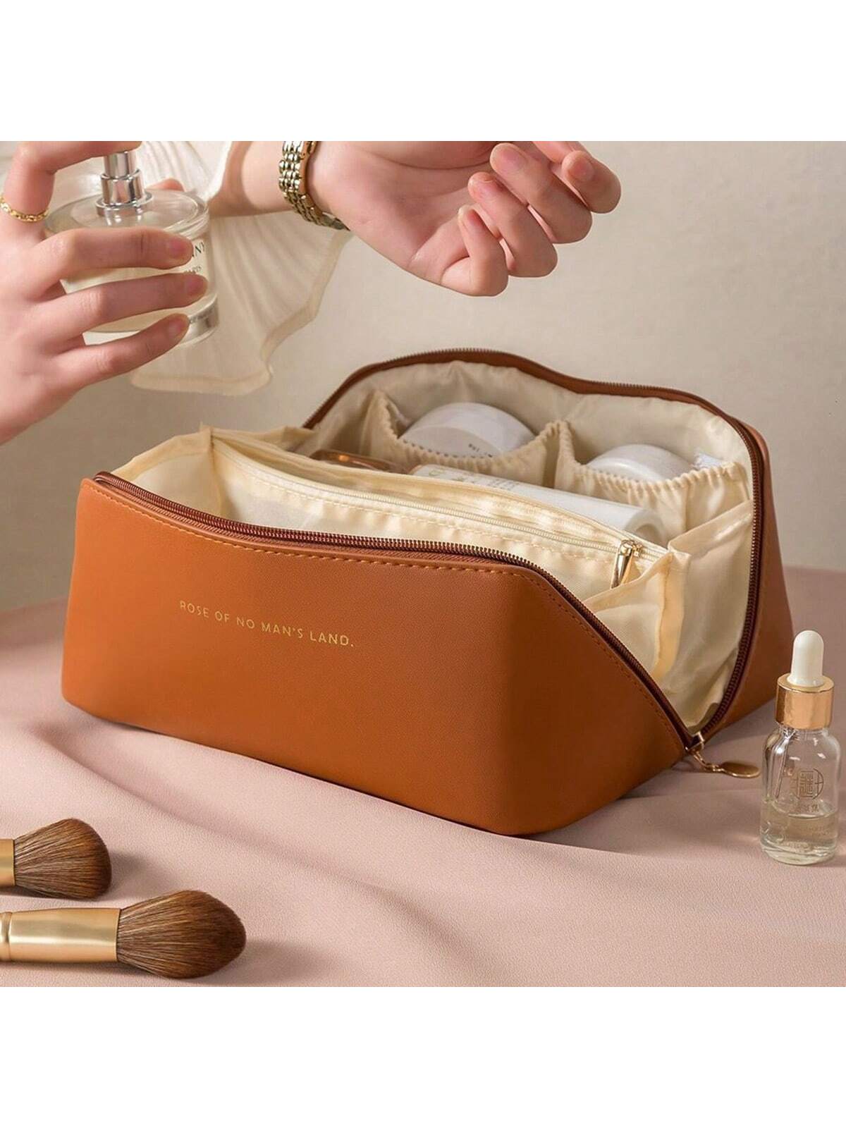 Trousse de maquillage portable de grande capacité pour femmes, nouveau sac de maquillage de voyage haut de gamme Instagram adapté au rangement d'articles pour femmes