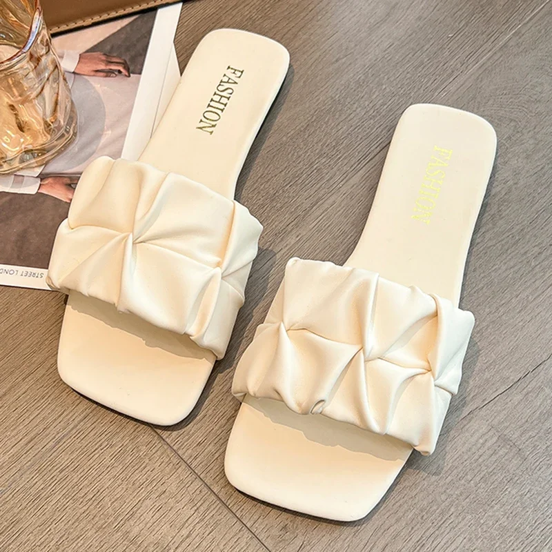 Летние шлепанцы для женщин, шлепанцы на плоской подошве, новинка 2024, плиссированная обувь в Корейском стиле, цвет зеленый, без застежки, большие размеры 35-42