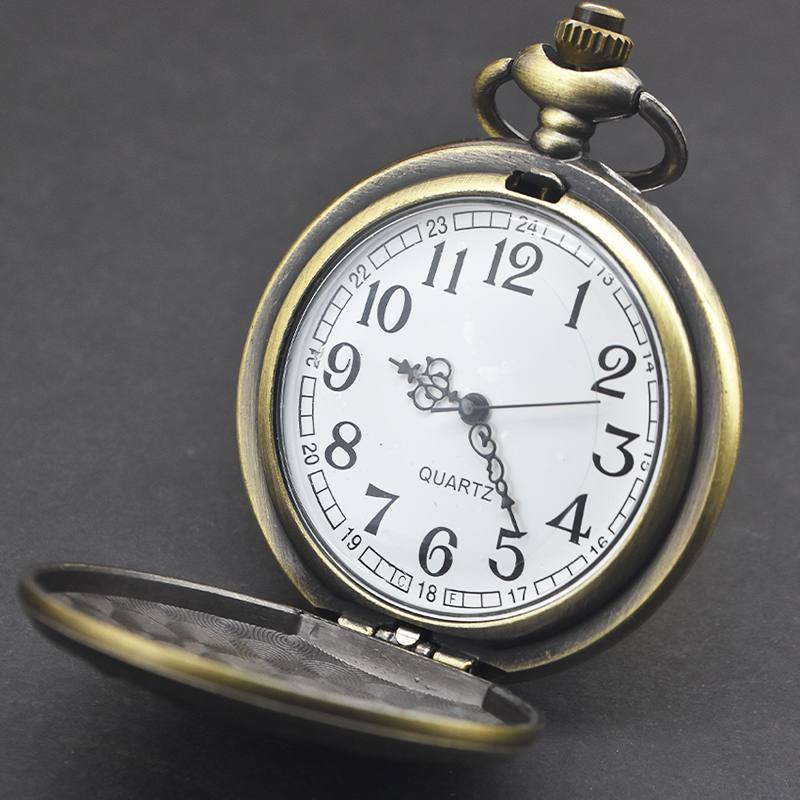 Retro Bronze Steampunk Flip-Top männliche und weibliche Studentengeschenke Quarz Halskette Valkyry Dreieck Gedenktaschenuhr