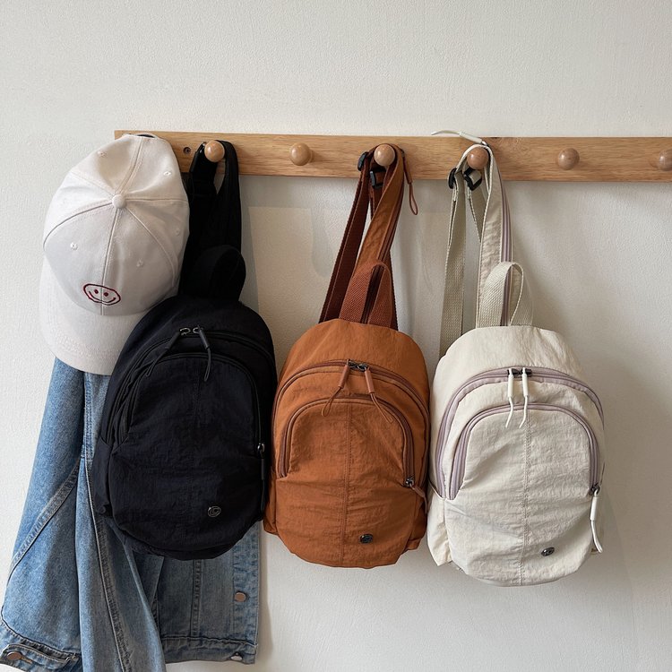 Mochila Transversal Pequena e Leve para Viagens ao Ar Livre, Material de Nylon, Estilo Casual, Fechamento com Zíper, Corpo io