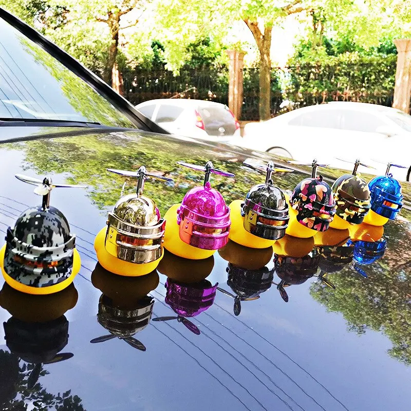 Accessori motore anatra di gomma vento rotto Anatra gialla con casco Accessori auto per auto Anatra nella decorazione interna dell'auto