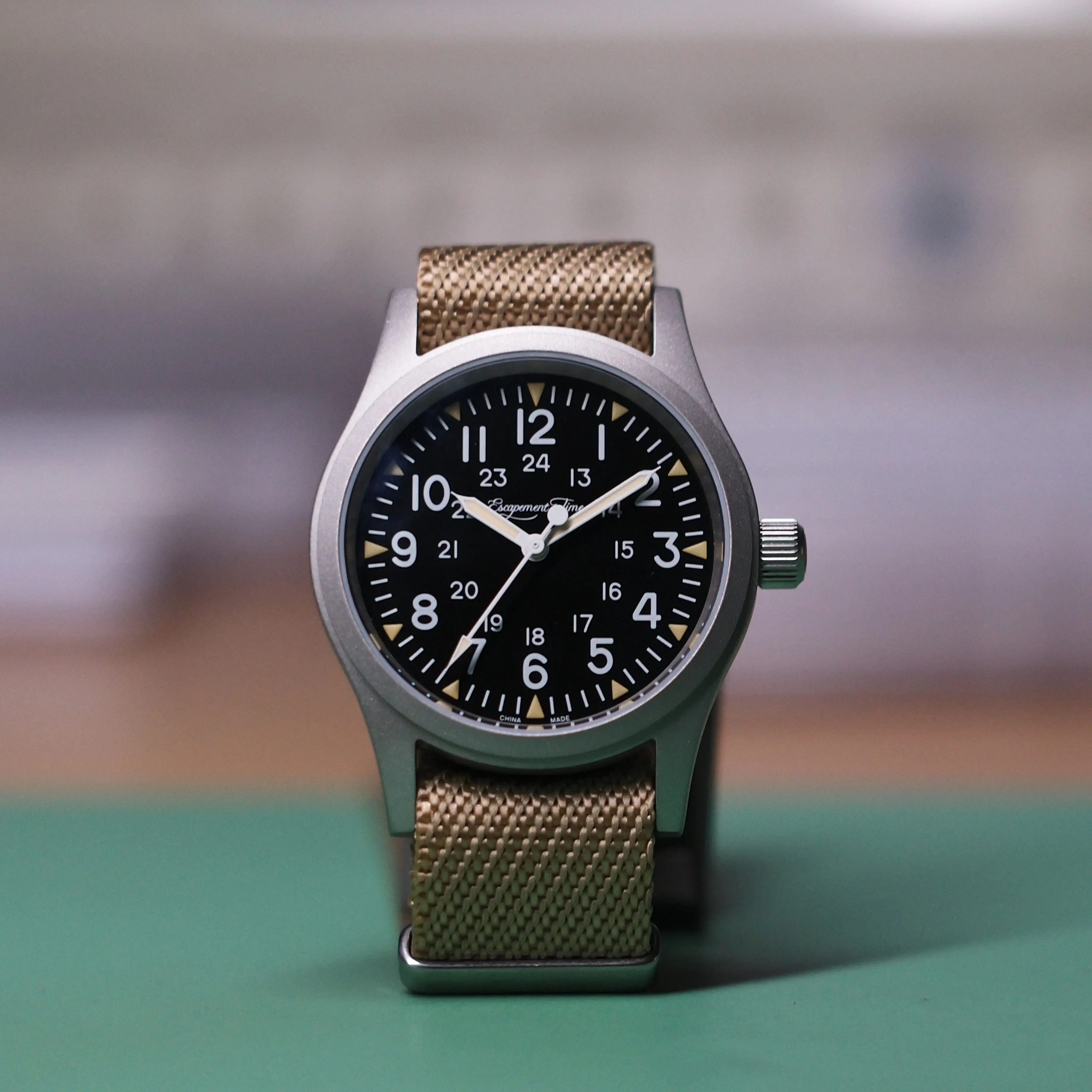 Escapement Time 38 มม. วินาที Sweeping Quartz Watch เปลือกพ่นทราย Super Luminous 100 M กันน้ํา