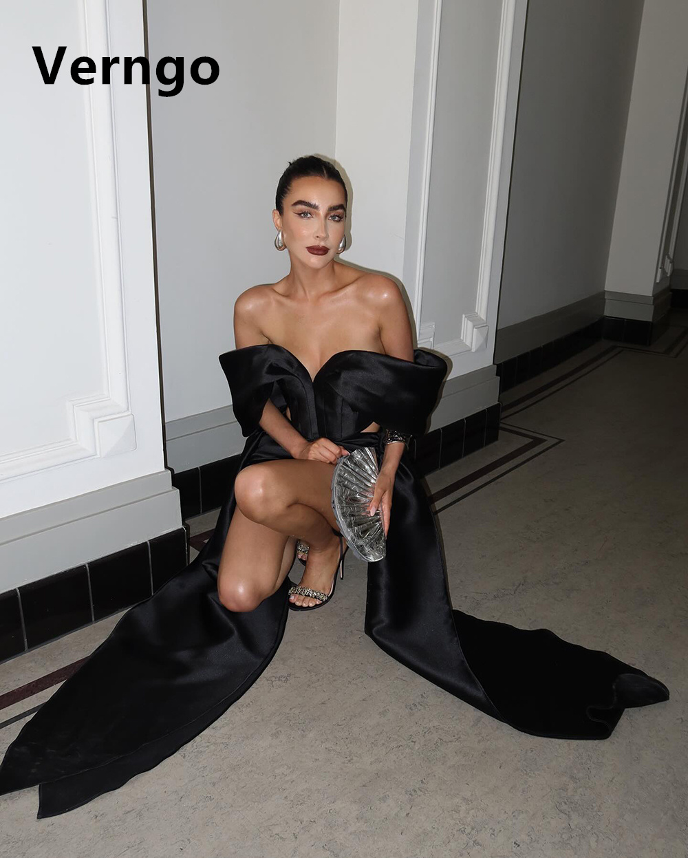 Verngo ชุดราตรีผ้าซาตินสีดำชุดเดรสงานพรอมผู้หญิงเปิดไหล่ชุดเดรสสั้นแต่งชุดเดรสปาร์ตี้คอกเทลปรับแต่งได้2024